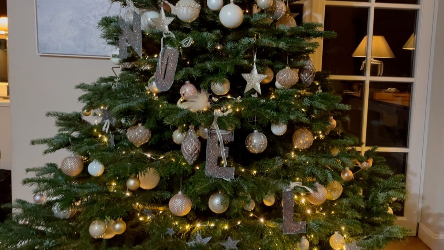 Christbaum schmücken, dekorieren & Tipps zur Haltbarkeit